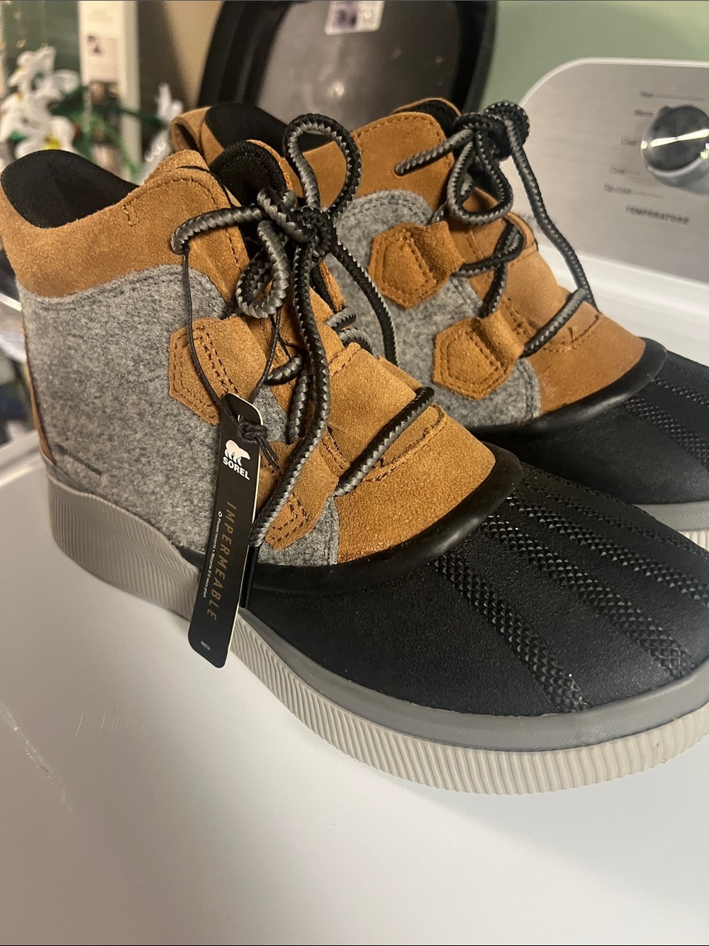 Sorel Black and Tan Lace-Up Boots size 9 tags  new no box
